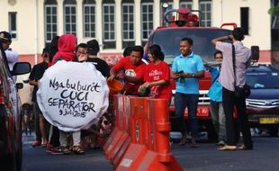 Foto Water Barrier Pasar Gede Dibersihkan