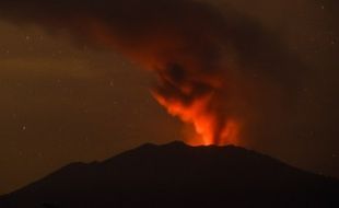 GUNUNG RAUNG MELETUS : Ratusan Penerbangan Batal dan Tertunda, 27.874 Penumpang Bingung