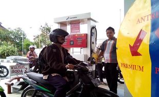 PENGHAPUSAN PREMIUM : Antre Panjang, Satu Pompa Premium Disegel