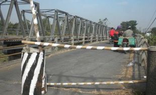 KERUSAKAN INFRASTRUKTUR : Jembatan Gawan Sragen Ditutup untuk Roda Empat