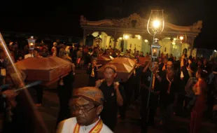 MALEM SELIKURAN SOLO : Seusai Dikirab, 1.000 Tumpeng Ludes