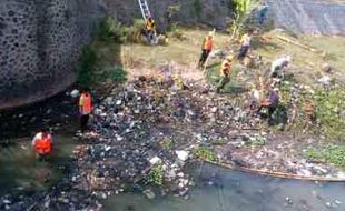 KEBERSIHAN LINGKUNGAN : Lautan Sampah di Kali Garuda Sragen Akhirnya Dibersihkan