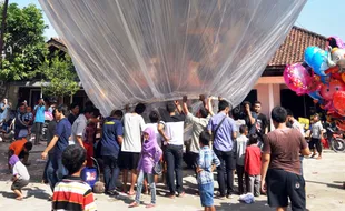 FOTO LEBARAN 2015 : Begini Tradisi Balon Syawalan di Payaman