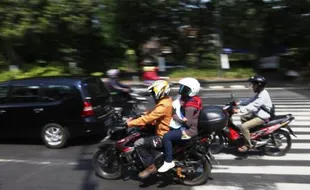 FOTO MUDIK LEBARAN 2015 : Begini Pemudik Motor Melintasi Solo