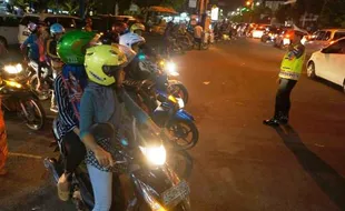 FOTO MUDIK LEBARAN 2015 : Begini Sibuknya Polisi Madiun Urai Macet