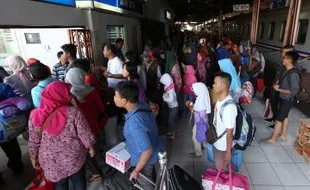 FOTO MUDIK LEBARAN 2015 : Pemudik Kereta Api Tiba di Solo