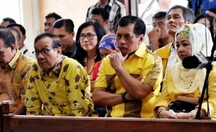 KONFLIK INTERNAL PARTAI GOLKAR : Rapimnas Golkar: Merapat ke Pemerintah, Tapi Tetap di KMP