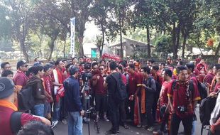 TUR PRAMUSIM AS ROMA : Romanisti Antusias Saksikan Latihan Giallorossi di Stadion GBK