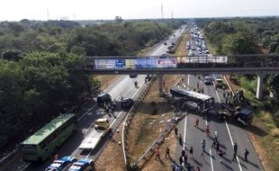 KECELAKAAN BUS RUKUN SAYUR : Rukun Sayur Celaka di Tol Palikanci, Pengelola: Kondisi Bus Tak Masalah