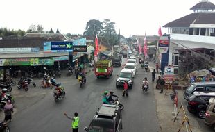 MUDIK LEBARAN 2015 : Tawangmangu Macet, Pelat B dan D Mendominasi