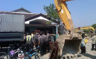 PENEMUAN SENJATA API : 2 Rudal Kapal Selam Ditemukan di Aspol Gowok