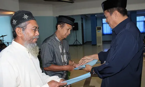 WALI KOTA MADIUN : Jelang Lengser, Wali Kota Madiun Bagi-Bagi Bantuan ke Masjid dan Musala