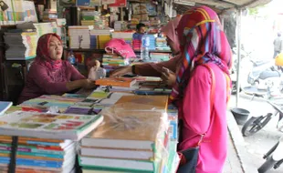 TAHUN AJARAN BARU : Pedagang Busri Masih Andalkan Buku Bekas