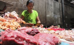 LEBARAN 2015 : Harga Daging  Ayam dan Sapi di Pasar Legi Melesat