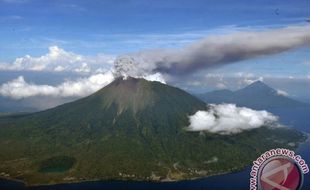 GUNUNG RAUNG MELETUS : Kembali Menggeliat, Raung Semburkan Abu