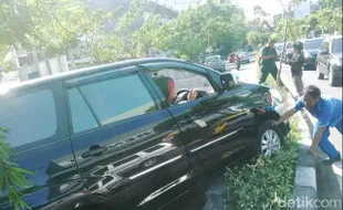 KECELAKAAN SURABAYA : Braaak, Perempuan Muda Ini Hantam Pembatas Jalan