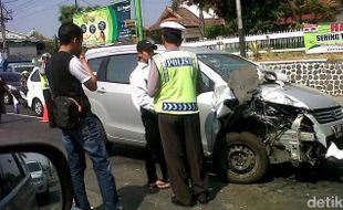 KECELAKAAN PASURUAN : Sopir Tergesa-Gesa, Ertiga Hantam Espass