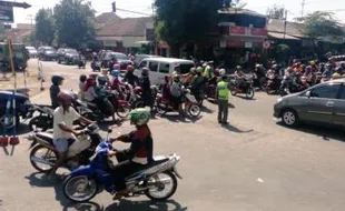 MUDIK LEBARAN 2015 : Begini Padatnya Simpang Empat Gemolong saat Lebaran 2015