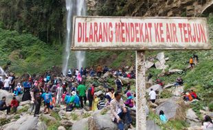 WISATA KARANGANYAR : Pengunjung Grojogan Sewu Tak Gubris Larangan Dekati Air Terjun