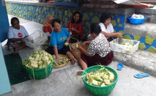  LEBARAN KETUPAT : Warga Pinggir Rel Memasak 1.000 Ketupat