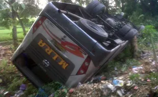 KECELAKAAN MADIUN : Bus Mira Guling, Penumpang Tewas