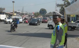 MUDIK LEBARAN 2015 : Palur Padat Kendaraan, Lalu Lintas Ramai Lancar