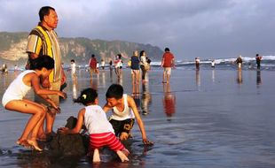 WISATA LEBARAN 2015 : Minggu Puncak Kepadatan Parangtritis