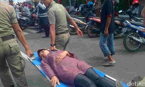 LEBARAN 2015 : Gara-Gara Antre Bingkisan Wali Kota Blitar, Ibu Ini Pingsan