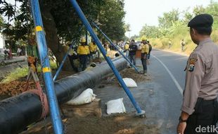 ARUS MUDIK JATIM : Waduh, Mudik Kian Macet Gara-Gara Penanaman Pipa di Tepi Jalan Mojokerto-Lamongan Belum Kelar