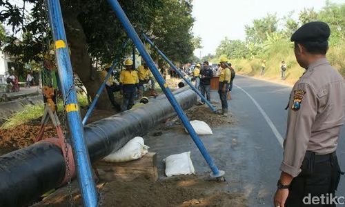 ARUS MUDIK JATIM : Waduh, Mudik Kian Macet Gara-Gara Penanaman Pipa di Tepi Jalan Mojokerto-Lamongan Belum Kelar