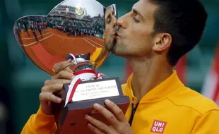 WIMBLEDON 2015 : Rayakan Juara, Novak Djokovic Makan Rumput Lagi