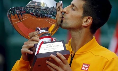 WIMBLEDON 2015 : Rayakan Juara, Novak Djokovic Makan Rumput Lagi