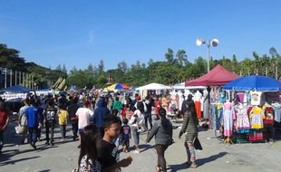 PKL SOLO : Pedagang Sunday Market Manahan Membeludak Hingga Ruang Parkir