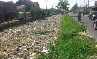 MASALAH SAMPAH : Mengerikan, Inilah Penampakan “Sungai Sampah” di Sidoarjo