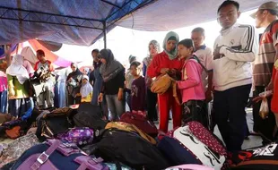 FOTO PENERIMAAN SISWA BARU : Ramainya Pembeli Tas di Sunday Market