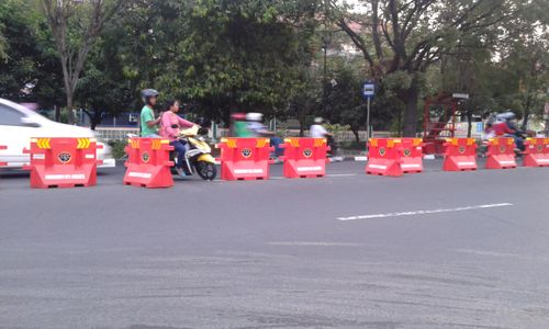 REKAYASA LALU LINTAS : Meski Berbahaya, Warga Nekat Buka Barrier