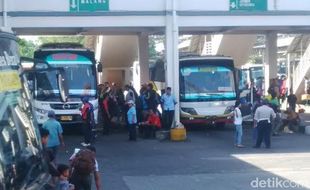 MUDIK LEBARAN 2015 : Arus Balik, Jumlah Penumpang di Terminal Purabaya Turun 10%