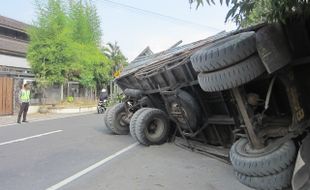 KECELAKAAN KLATEN : Truk Terguling, Arus Lalin Jogja-Solo Macet