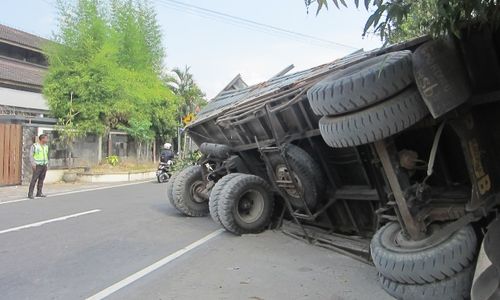 KECELAKAAN LALU LINTAS : Tabrak Tiga Kios Semangka, Truk Masuk Selokan 3 Meter