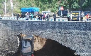 KECELAKAAN BANYUWANGI : Mobil Xenia Ini Nyungsep ke Tepi Laut Kawasan Watudodol