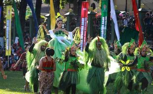 FOTO FESTIVAL ADAT 2015  : Pertunjukan Kolosal Daerah