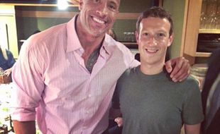 INSTAGRAM ARTIS : Foto Bareng The Rock, Mark Zuckerberg Seperti Ingin Dimakan