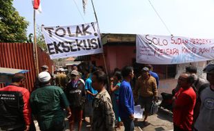 SENGKETA LAHAN SOLO : Diadang Warga, Eksekusi Tanah Ditunda