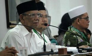 FOTO MUKTAMAR NU : Hasyim Muzadi Cegah NU Tandingan