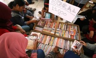 FOTO PERAYAAN HUT RI : Buku Murah Dijual di Hari Kemerdekaan