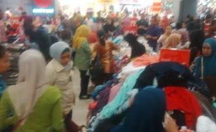 FOTO INFO BELANJA : Begini Serunya Garage Sale Matahari Madiun