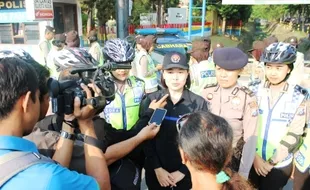 HARI POLWAN : Banyak Polwan Cantik Bagikan Bunga di Madiun