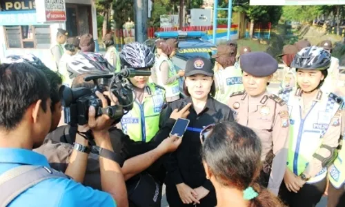 HARI POLWAN : Banyak Polwan Cantik Bagikan Bunga di Madiun