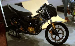 MODIFIKASI SEPEDA MOTOR : Begini Racing Look Honda Sonic 150R