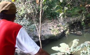 KECELAKAAN KARANGANYAR : Pikap Tak Kuat Nanjak, Masuk Sungai, 1 Tewas